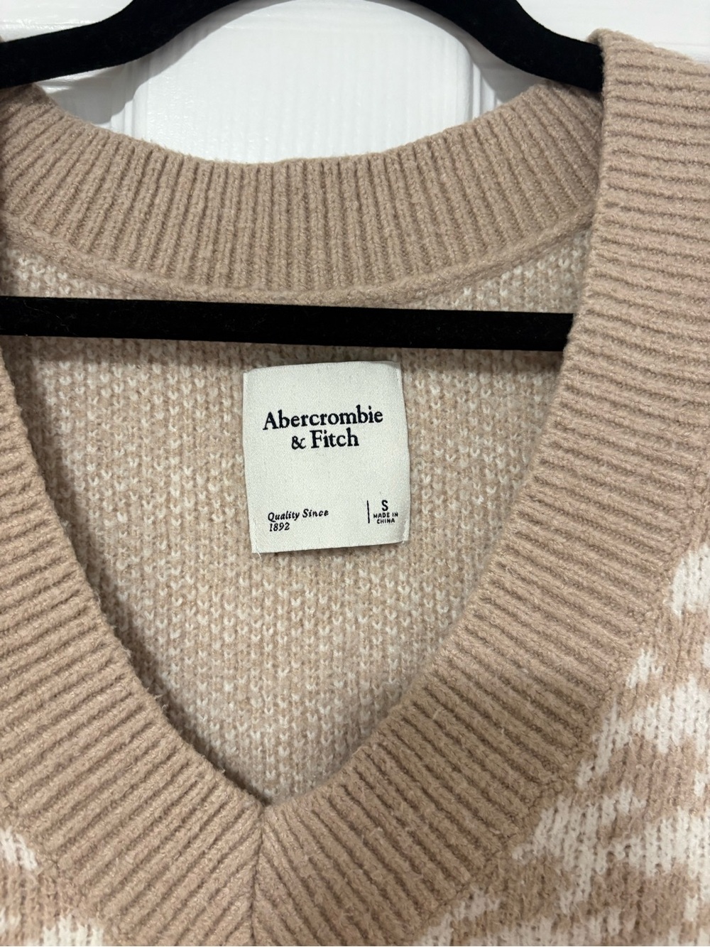 Abercrombie & Fitch Beige and Cream Houndstooth V-Neck Sweater Vest - Picture 2 of 4